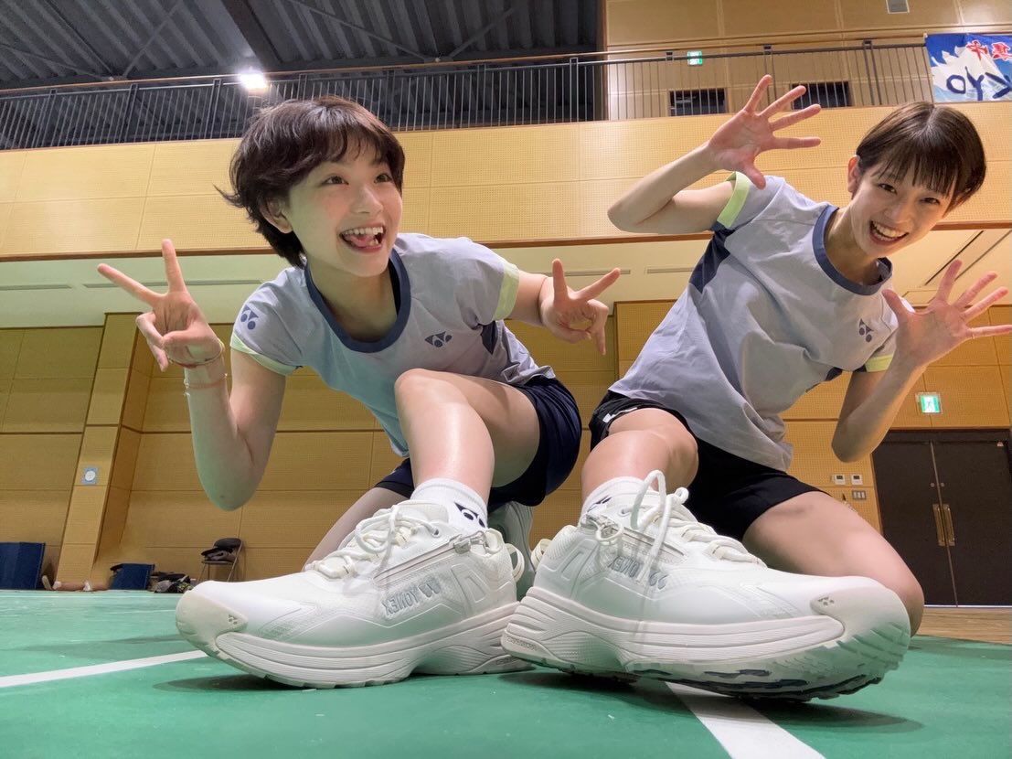 keitadj3's tweet photo. 「バドミントンのアイドルが集まった」「妖精デュオ」ツーショットに熱狂、「女子ダブルスを一度やって欲しい（韓国メディア）

宮崎友花は有望株の頃から日本の「バドミントンの妖精」としてファンの間で知られ、田���真彩も #NewJeans ハニに似ていることで名を知られるようになった🏸 https://t.co/i8brYeHzve