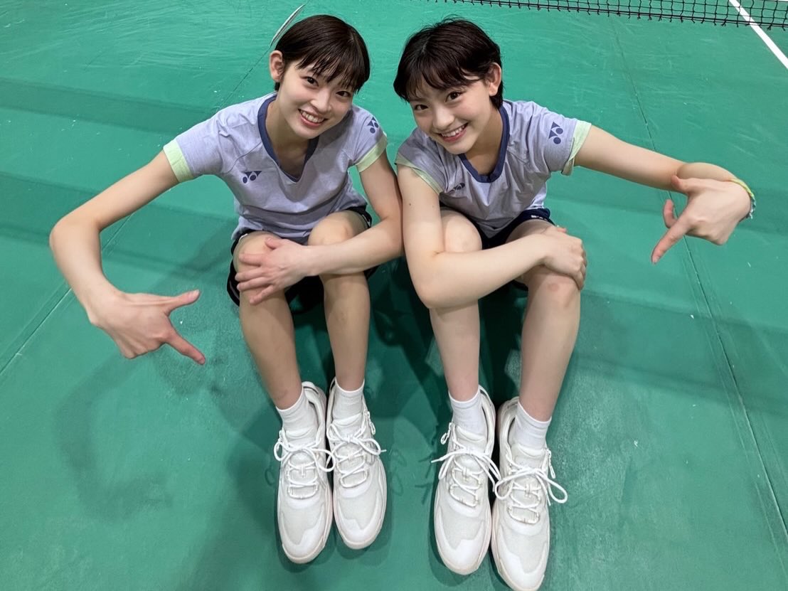 keitadj3's tweet photo. 「バドミントンのアイドルが集まった」「妖精デュオ」ツーショットに熱狂、「女子ダブルスを一度やって欲しい（韓国メディア）

宮崎友花は有望株の頃から日本の「バドミントンの妖精」としてファンの間で知られ、田���真彩も #NewJeans ハニに似ていることで名を知られるようになった🏸 https://t.co/i8brYeHzve