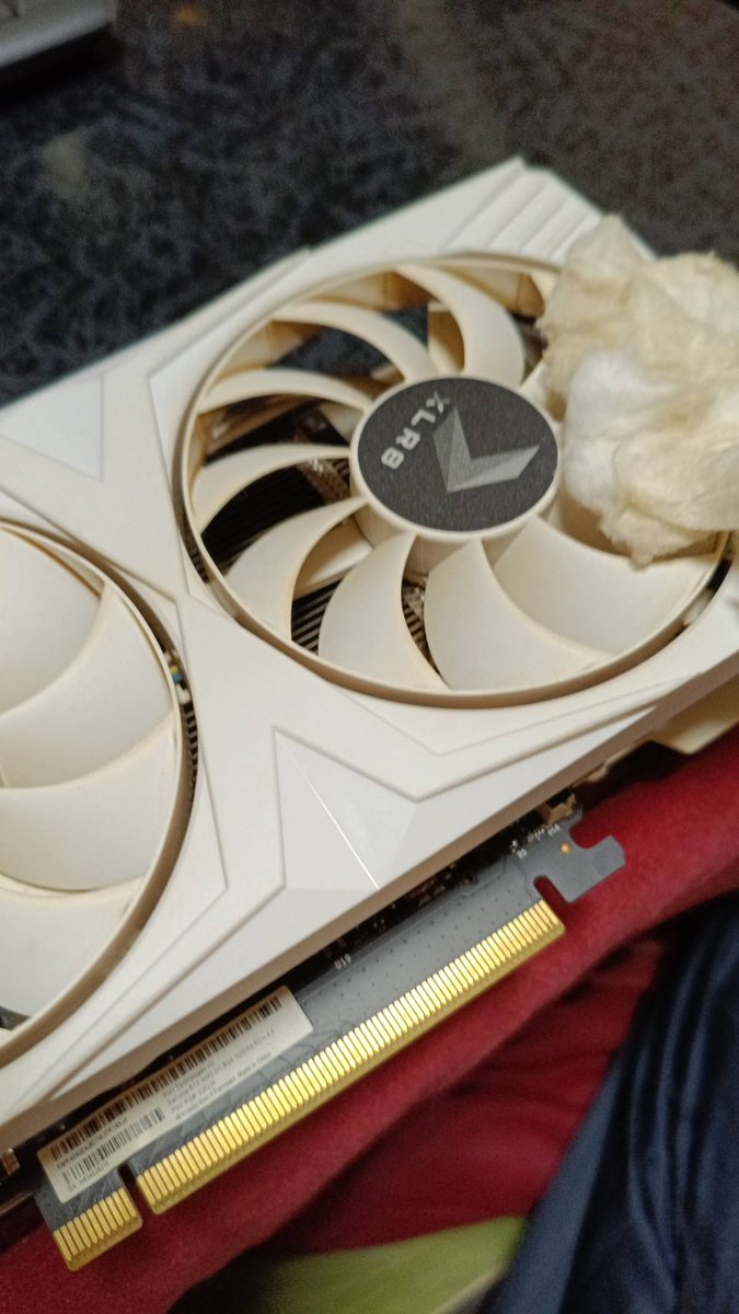 take293161's tweet photo. RTX4060 8GBグラボ汚えー ３ヶ月一回でこれ https://t.co/nuWTyRVXPy