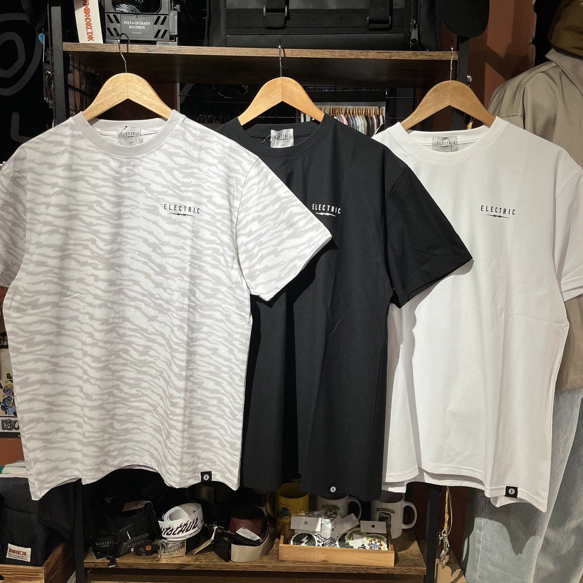 new arrival

<ELECTRIC>
お天気荒れがちですが、もう半袖の人もチラホラ見かけるここ最近🌞
今年も激推しドライTeeが到着しました！
スポーツウェアっぽさは抑えつつ、汗を気にせず、シワやヨレも気にせず、もちろんかっこいいデザインで、それなりに買いやすい値段で。という全方位型優等生です✌️✌️
