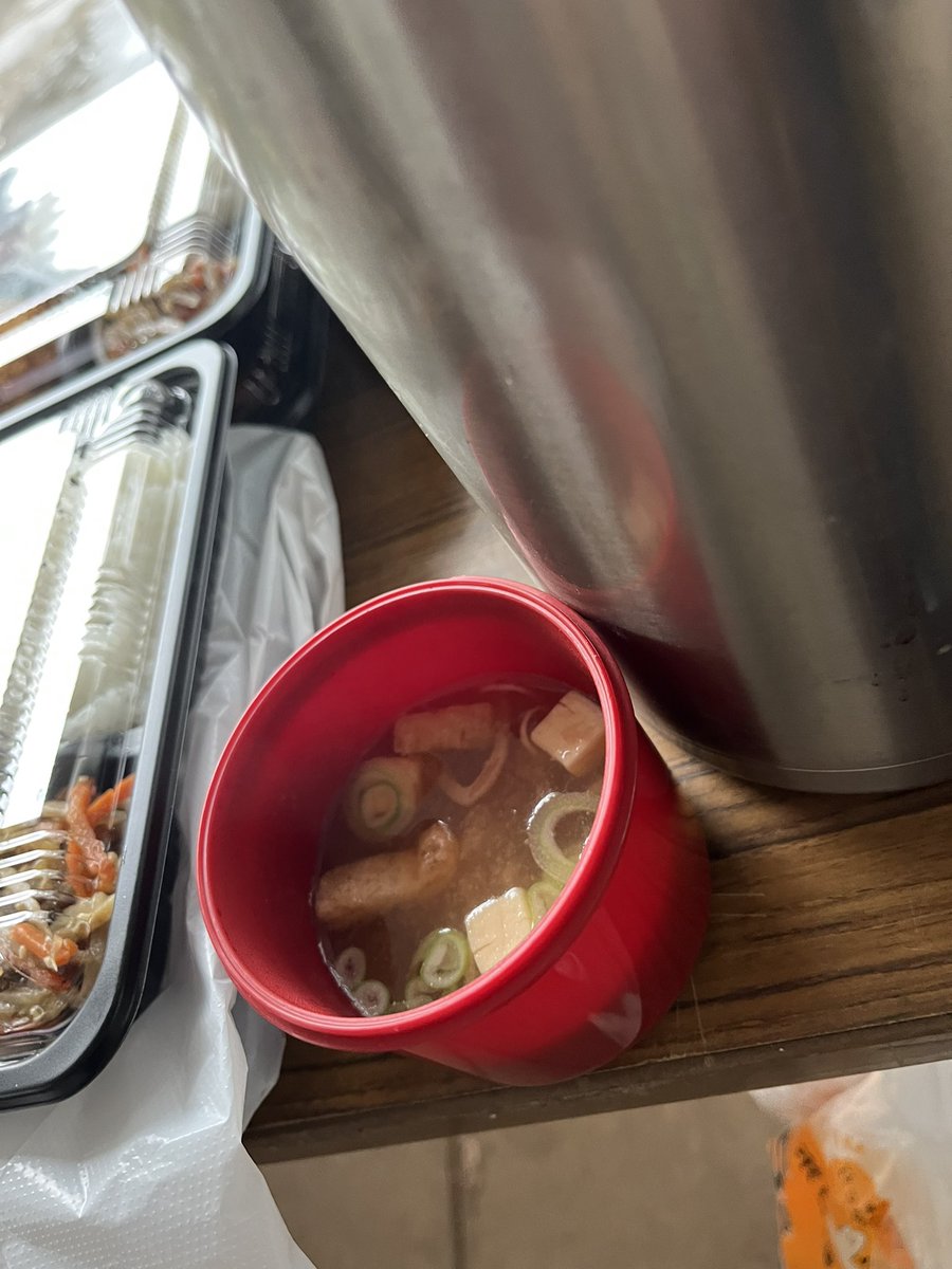 Jiriritakitchen's tweet photo. 今日は少し冷え込んでます🥶
サービスのお味噌汁追加しました！500円お弁当2個以上ご購入の方にお付けしてます！
ご来店お待ちしております🙏 https://t.co/9TkvQORVNL