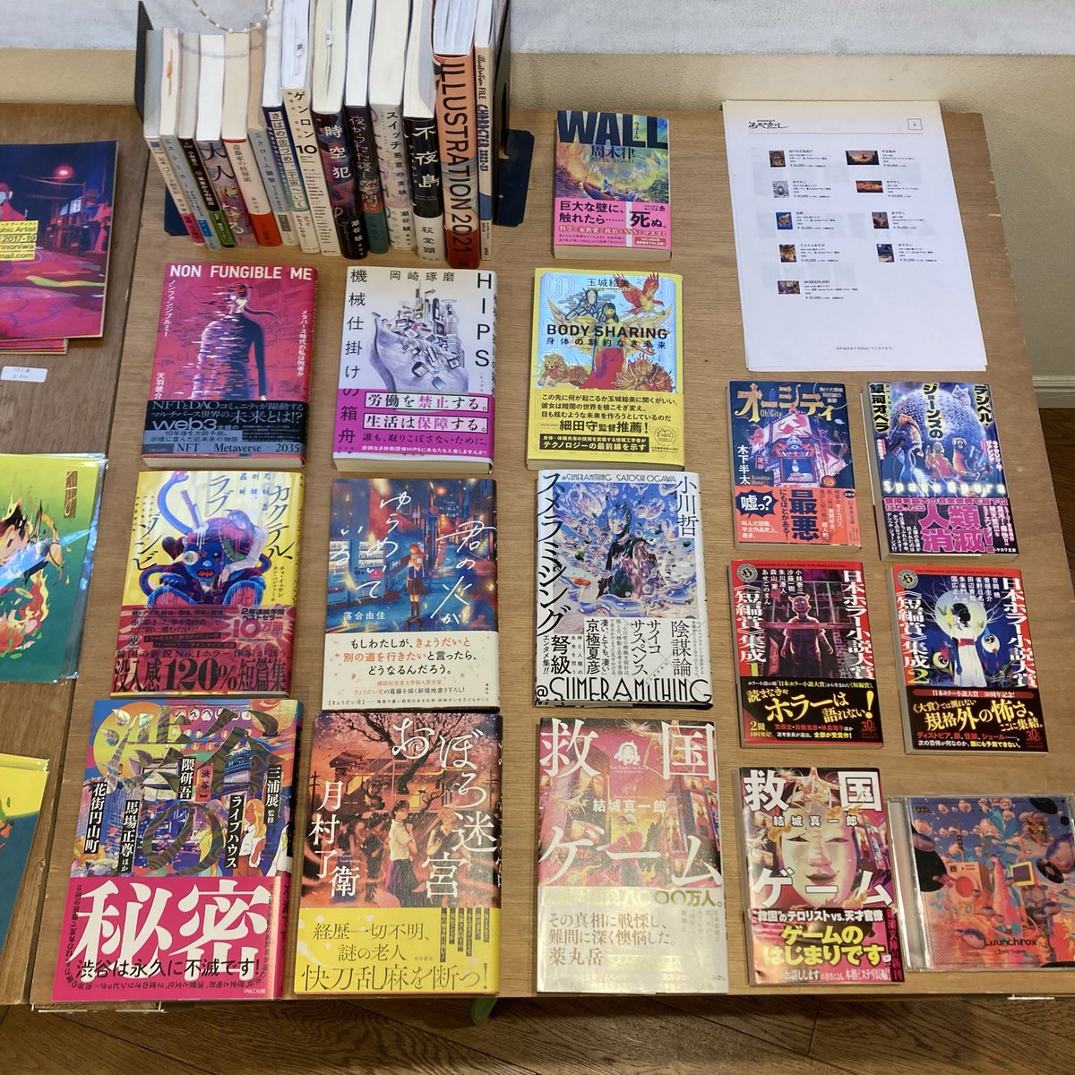 一日のギャラリーにはjyariさんがこれまで装画などを手がけた本が並べられています。たくさん！