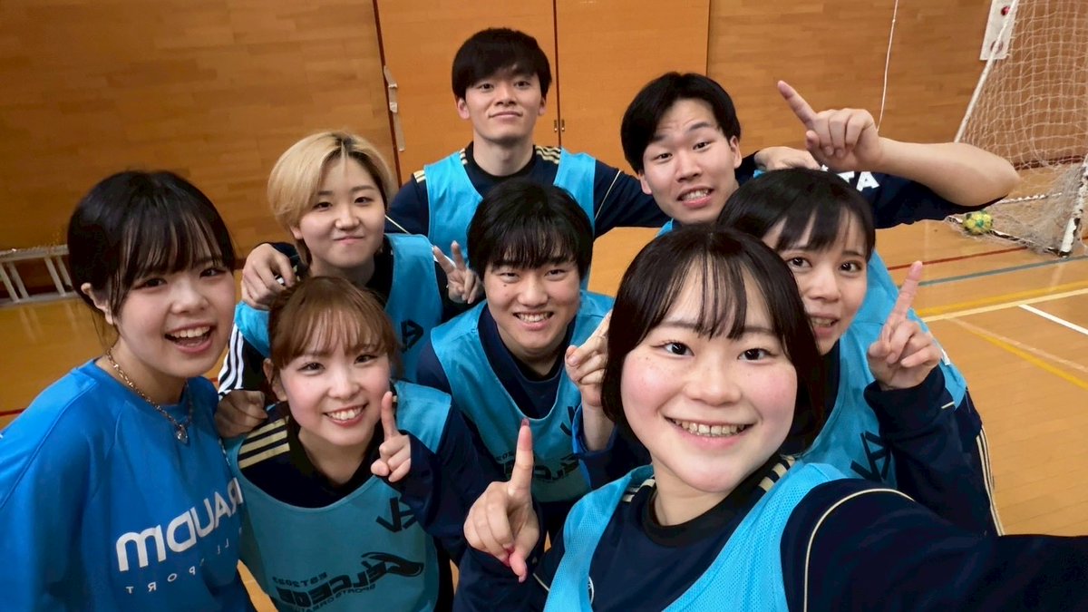 RCCuniv's tweet photo. RCCでは男プレ・女プレ・マネ全員で2泊3日の春合宿を開催しています🌸
男女別練習やチーム・学年対抗ですごく盛り上がります！バスケやバレー、バドミントンなどフットサル以外も充実♪
夜は景品をかけたイベントもあり、2泊3日ずーっと楽しむことができ、さらに仲が深まる新年度前の最高の合宿です！ https://t.co/uuFElhEmzF