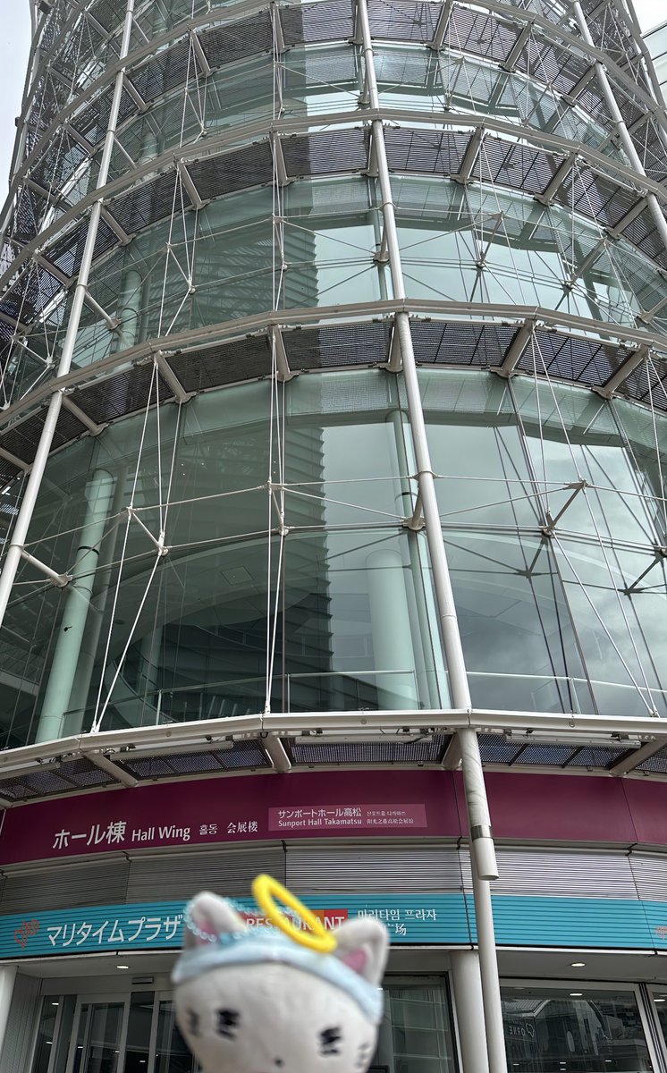 JRweex's tweet image. 🌷🌷🌷会場着いた❣️雨は小降り
物販列、200人超はいるかなぁ
#ano #anoホールツアー香川 
大ホールは３階