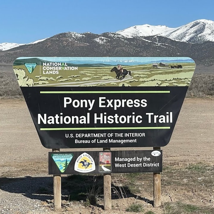 TammiMinoski's tweet photo. #OTD 1860: The #PonyExpress began as overland mail service between Sacramento, CA, and St. Joseph's, MO. The mail was carried over the #OregonTrail by a series of riders on horseback. The transcontinental telegraph line completed in 1861 made the Pony Express obsolete. #USHistory https://t.co/d6gD27z7VT