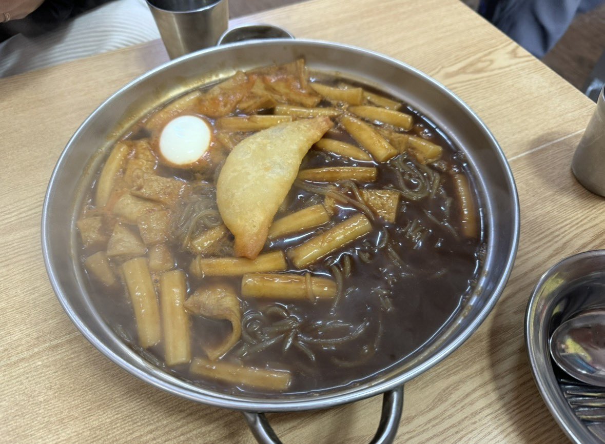 BMJ_KR's tweet photo. 나혼산에서 규현이 소개했던 ‘짜장 떡볶이’
직접 먹어봤는데 인생 떡볶이됨🤤

우리가 아는 짜장맛이 안나고 매콤한데
처음 먹어본 맛인데 밀떡, 쫄면에 양념이 잘
배어 있어서 진짜 환상의 맛👍
가격도 1인분에 3,500원👏👏 https://t.co/iuWsoMNmdM