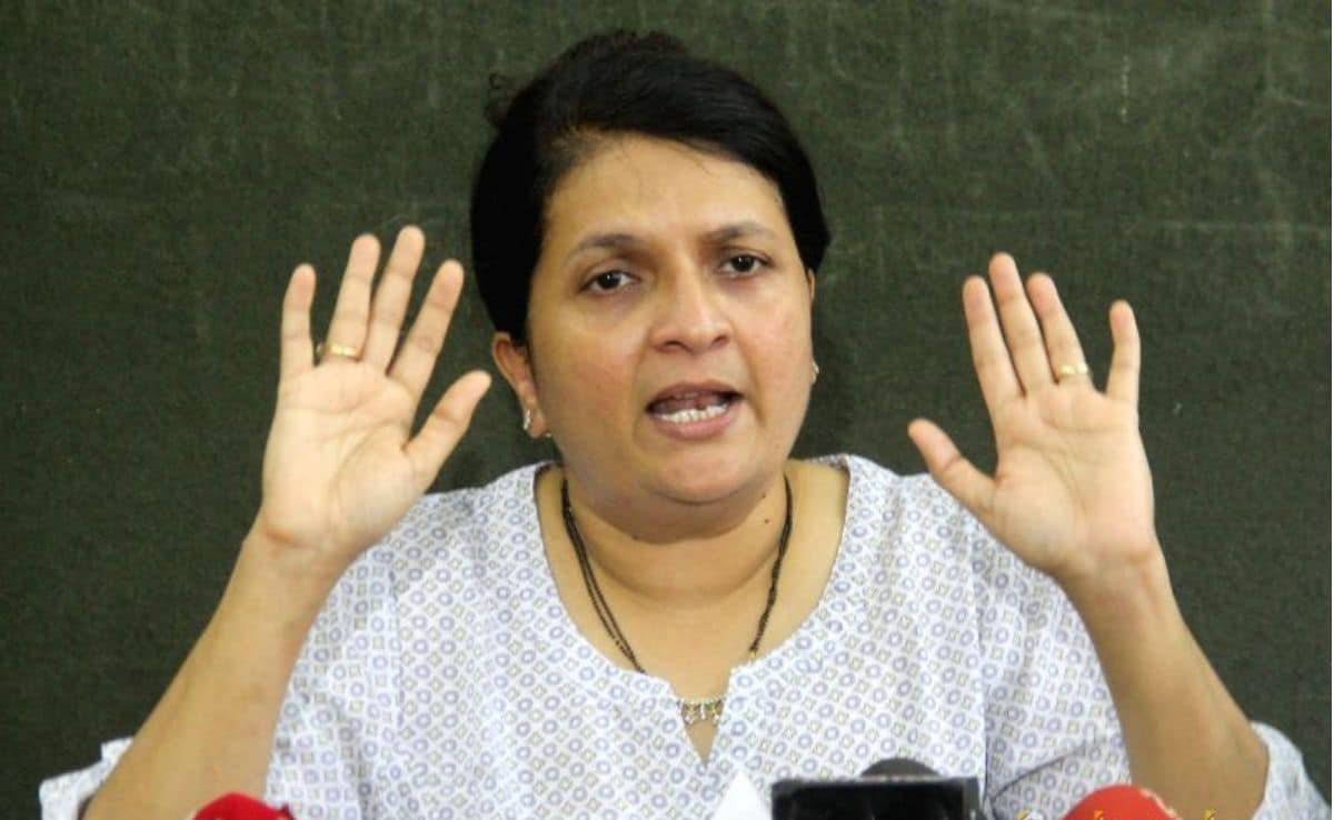 कुठल्याही दोन व्यक्तींमधील संभाषण हे "राय टू प्राइवेसी" या कायद्यानुसार अतिशय खाजगी बाब असते. ही बाब उघडपणे पत्रकार परिषद घेत जाहीर करणे, दंडणीय अपराध आहे.
 माझी <a href="/DGPMaharashtra/">महाराष्ट्र पोलीस - Maharashtra Police</a> यांना विनंती आहे अंजली दमानिया यांच्यावर गुन्हा दाखल करावा.

<a href="/anjali_damania/">Mrs Anjali Damania</a>