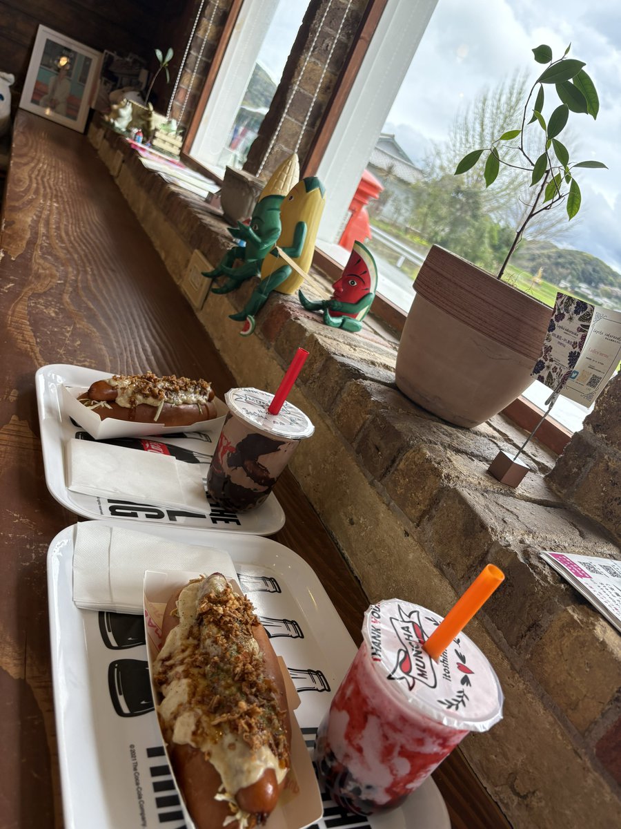 neosupe111's tweet photo. 糸島のムンチャ

櫻井ドックとタピオカドリンク

パンにコシが出て食べやすく、
絶品シーフードソースにビックソーセージ、
炒め玉ねぎソースもプラスされて、最強！世界一のホットドックになっていました。

毎朝、東区までパンを買いに行くオーナーに感謝🙏

ご馳走様でした❤️

#ムンチャ https://t.co/skg96yOqtX