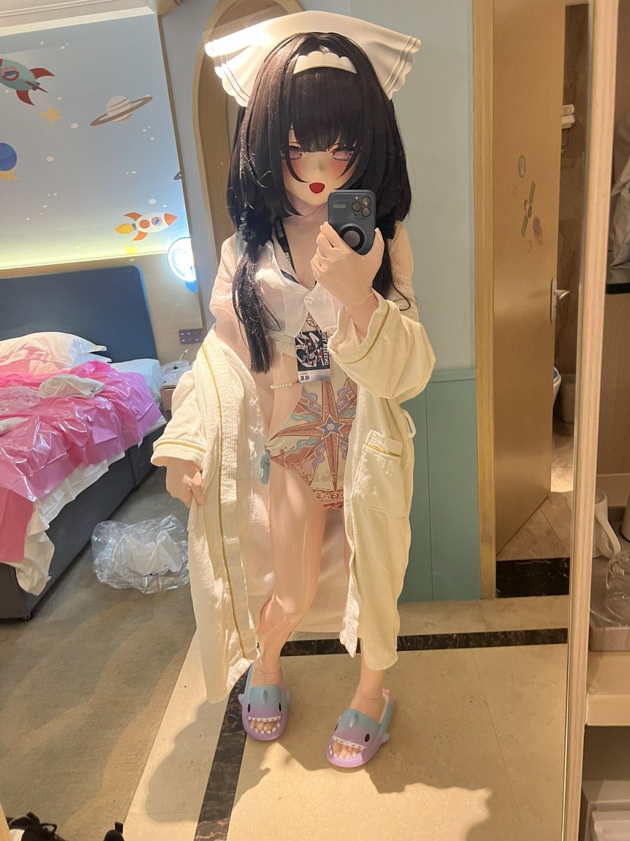 试试新胶，胶好！（又回儿童房了）
#kigurumi #着ぐるみ
#LatexCosplay #latex
#水着 #swimsuit #泳装
#长风 
#碧蓝航线 #アズールレーン #AzurLane