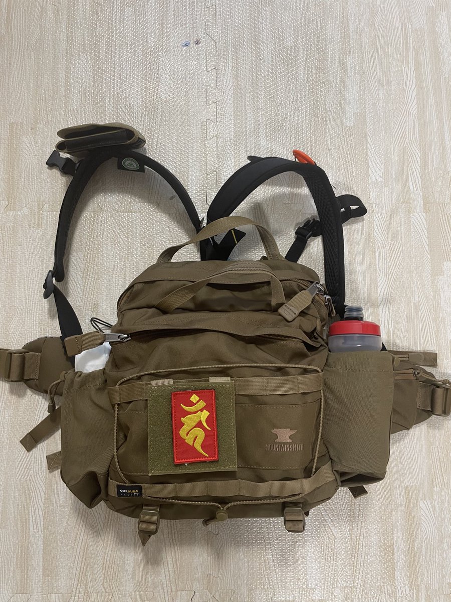 Movingrock6V's tweet photo. これは修験の時に使うヒップバッグ
マウンテンスミスのデイ(容量13ℓ)
メルカリで買った2012年モデルなのでバッグ自体の重量が結構あるけど、背中があくので梵天袈裟に干渉しないのがお気に入り🤩 https://t.co/zmYLywkMhK
