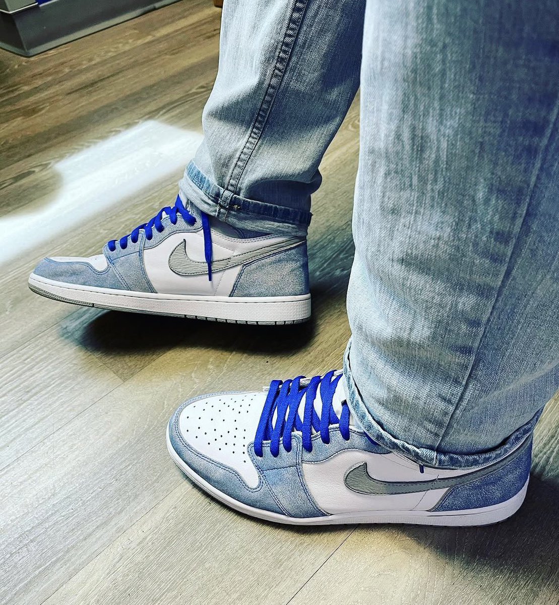 tht_sneaker_guy's tweet photo. It’s Friday you know what that means
👟: Jordan 1 “Hyper Royal”
#firefridays #nike #jumpman #kicksonfire #nicekicks #yoursneakersaredope #thtsneakerguy https://t.co/YFhpwwMWgX
