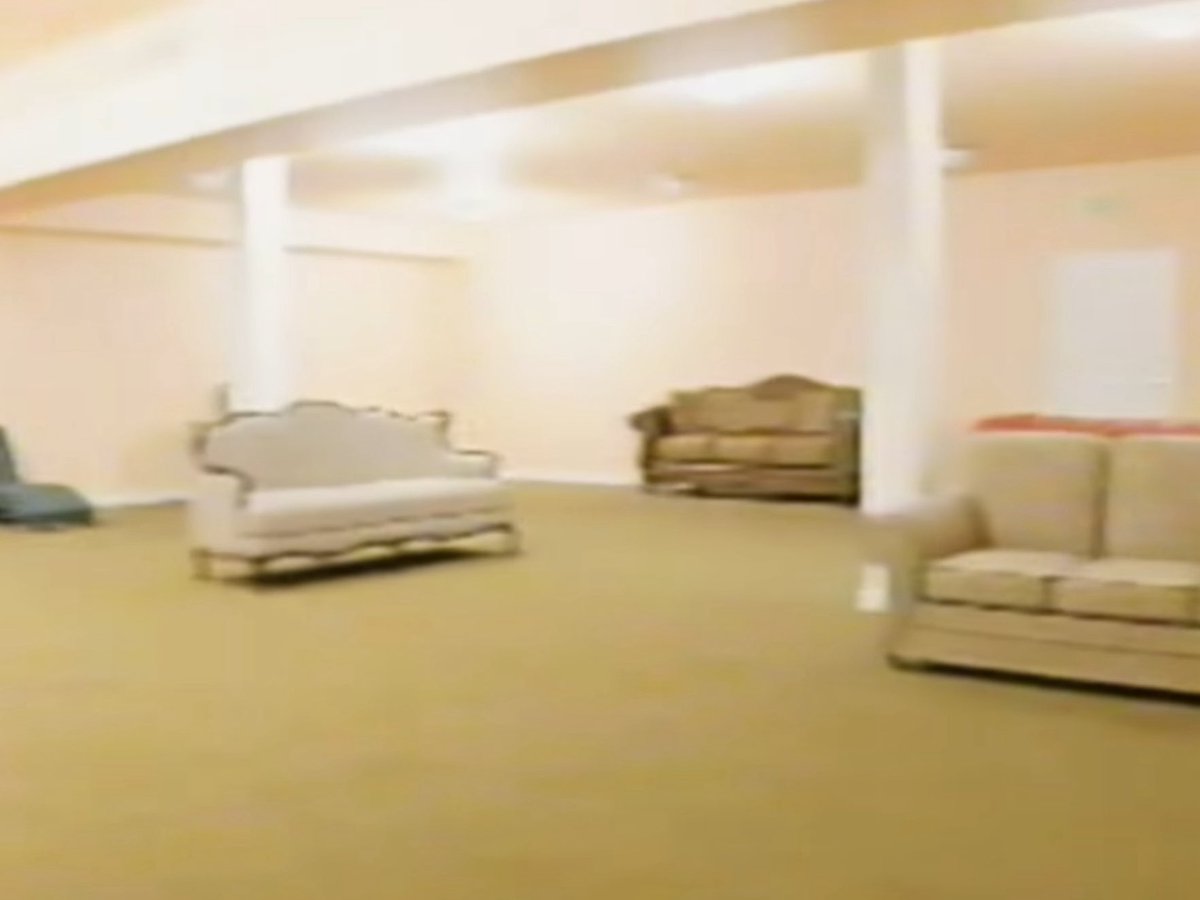labronwitharoac's tweet photo. @KaneHypeGuy the random furniture makes sense now https://t.co/l5456lad8m