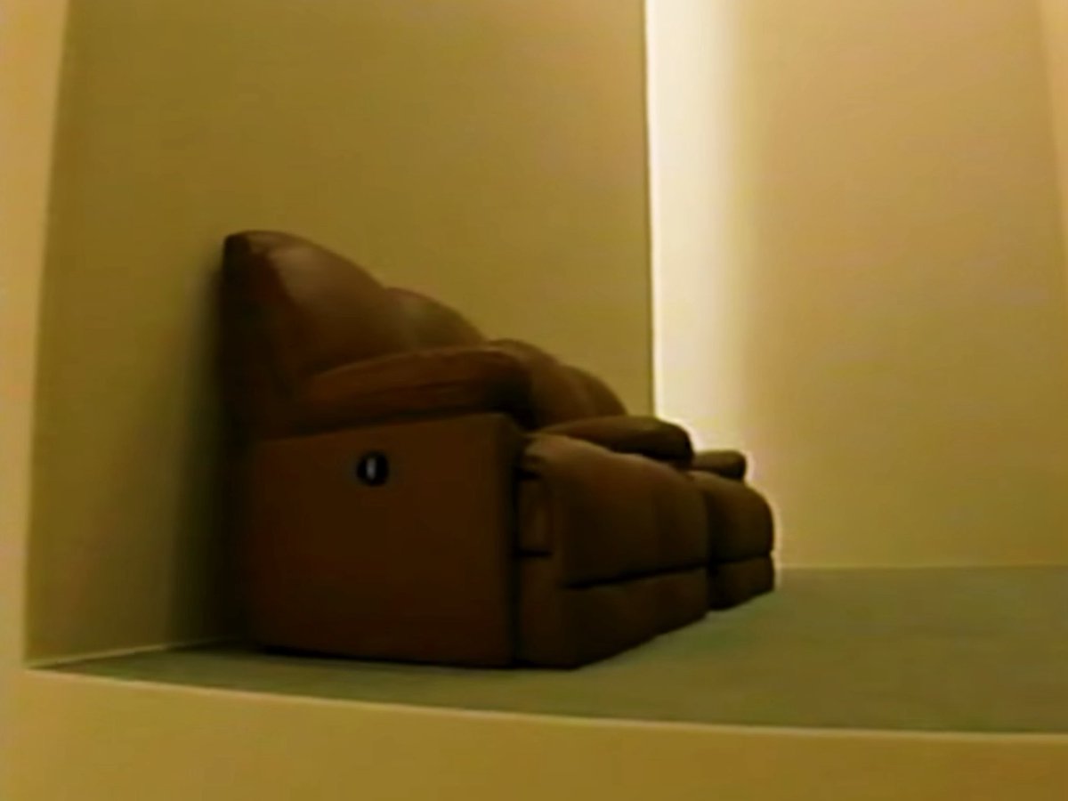 labronwitharoac's tweet photo. @KaneHypeGuy the random furniture makes sense now https://t.co/l5456lad8m