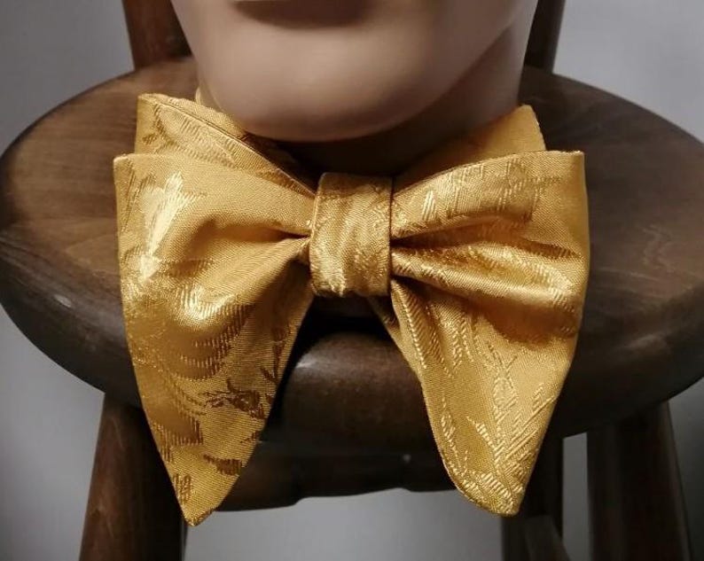 ddbespokes21761's tweet photo. Oversized Butterfly Bow Tie: Yellow Gold Grooms Satin Self-Tie https://t.co/DklhjmkH97 via @Etsy https://t.co/57ovocbKkh