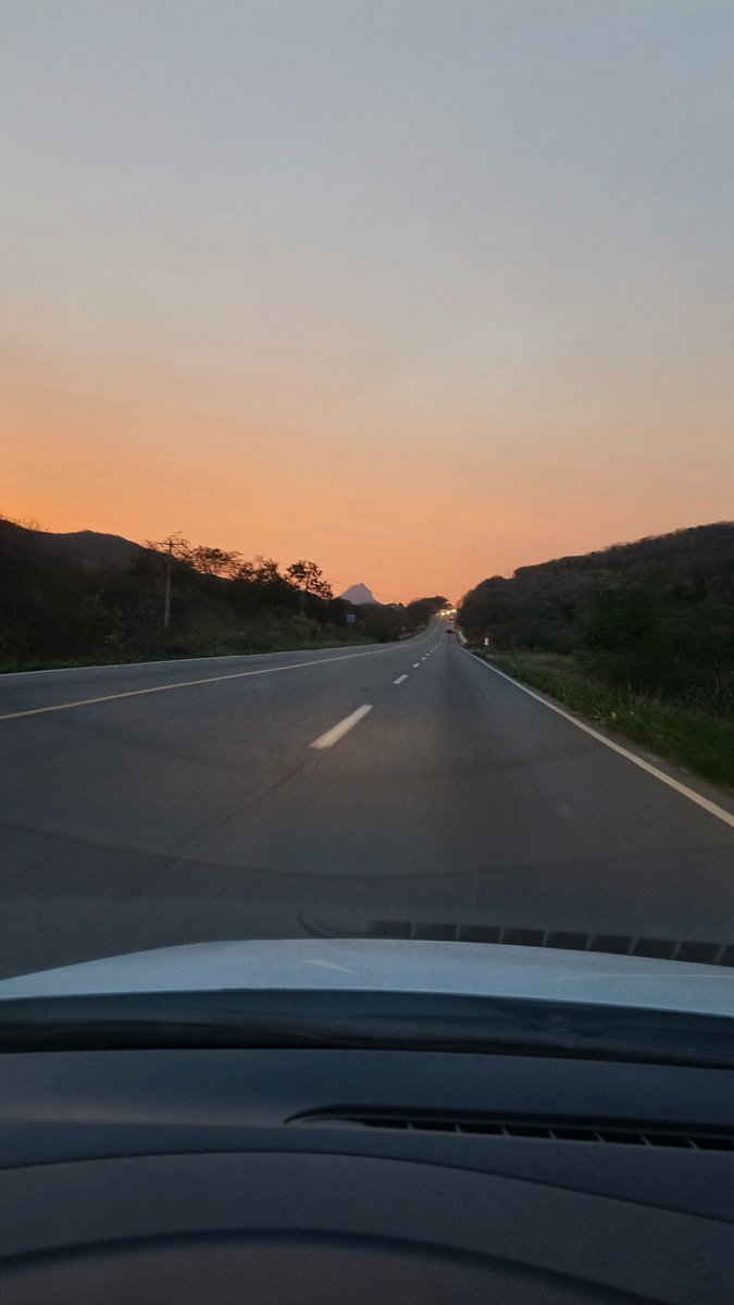 Bulvin's tweet photo. Un atardecer de esos que no se planean pero se disfrutan al máximo 🌅✨

En la carretera Culiacán–Pericos, por La Campana, con el Cerro de fondo pintado de colores… simplemente bonito 🔥🌄

#Atardecer #Culiacán #Pericos #LaCampana #Sinaloa #México #Paisajes #Bulvin #Momentos https://t.co/o5MpmJIDWg