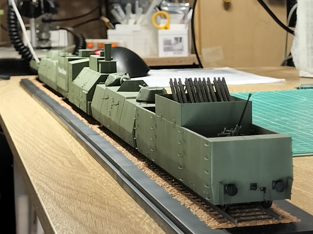 T_Mi88's tweet photo. UMmtの装甲列車クジマ・ミーニンが完成しました。
1/72ですけど、繋げると結構長い。 https://t.co/nUhBGUwtkh