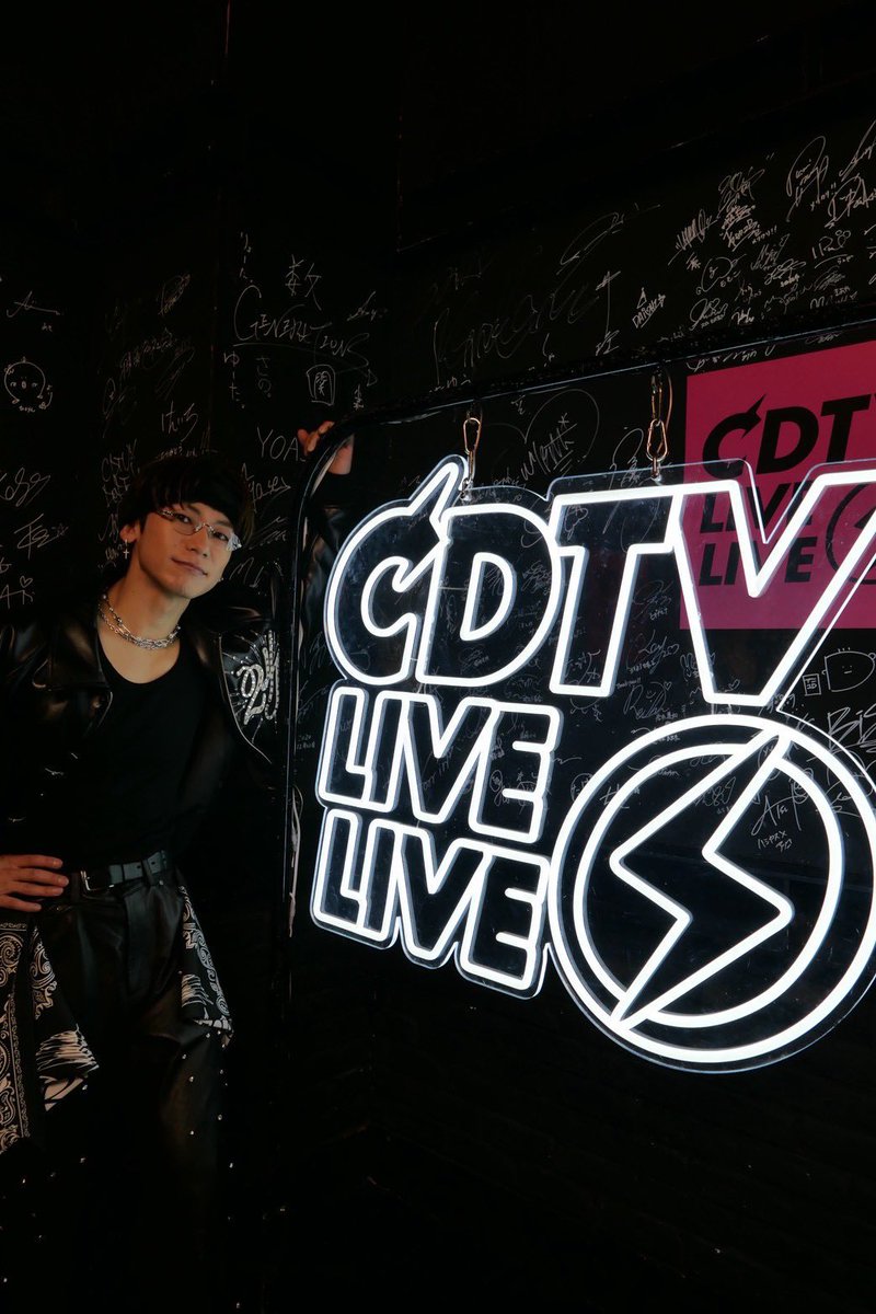 xJuRiAx's tweet photo. NAOTOさんのこのメガネかけてるのが刺さりすぎて、生で見たいからぜひ三代目とEXILEのライブでかけてほしい…🥹💓
かっこいぃぃ🥺🥺🥺

今月だけでライブ4日間行くから
楽しみだなぁ☺️☺️☺️

@Naoto_EX_3JSB_ https://t.co/AkCoiofb6e