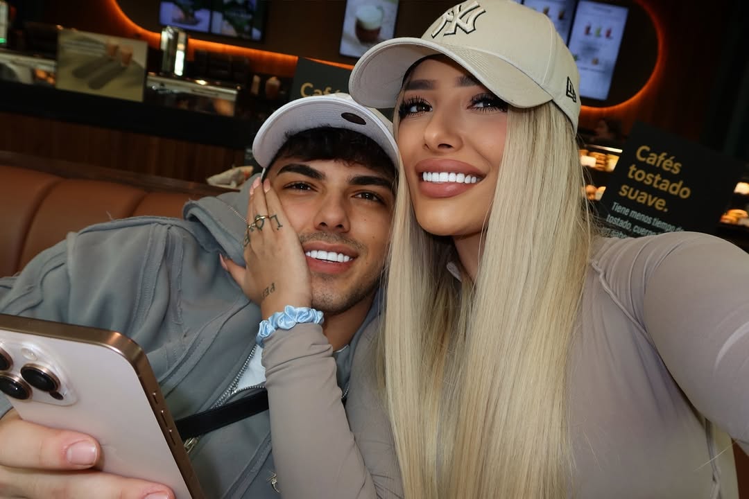 aidaaaamc595's tweet photo. Mi sonrisa gracias a  luce preciosa desde hace tiempo, pero mi novio el envidioso me ha copiado la sonrisa, obviamente con los mejores como siempre, y ahora no para de sonreír…. Gracias por darnos esta felicidad, que sonreír nunca sea un problema 💖 https://t.co/28PAaB9Fhd