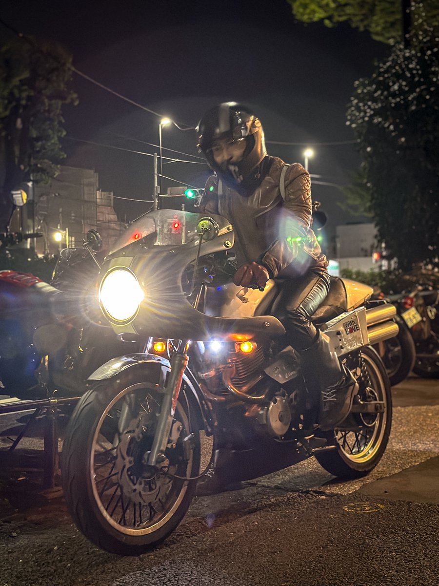 nobtree's tweet image. ZONNさん@ZONN_n によるキャバレロ700cafe(46worksカスタム)のドローイング頂いちゃいました。ありがとうございます😊
カフェなのでコーヒーやお食事いただきながらゆっくり色んな楽しみ方が出来ます♪
#HaveABikeDay. vol.8 @HABDmotoart 
#UNITEDcafe @UNITEDcafe_2012