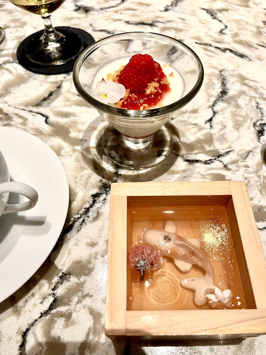 最近恵みの雨が続いてましたが、今年は2回目の花見に行く予定が有りまして、ちょーど雨の合間の晴れに日に予定がはいってました。
そのせいか万博公園に行ったんですけど、いつもじゃ有りえない人の波でした^_^
でもあそこは広いので中に入っちゃえば大丈夫👌
楽しかったのでまた仕事頑張ります。