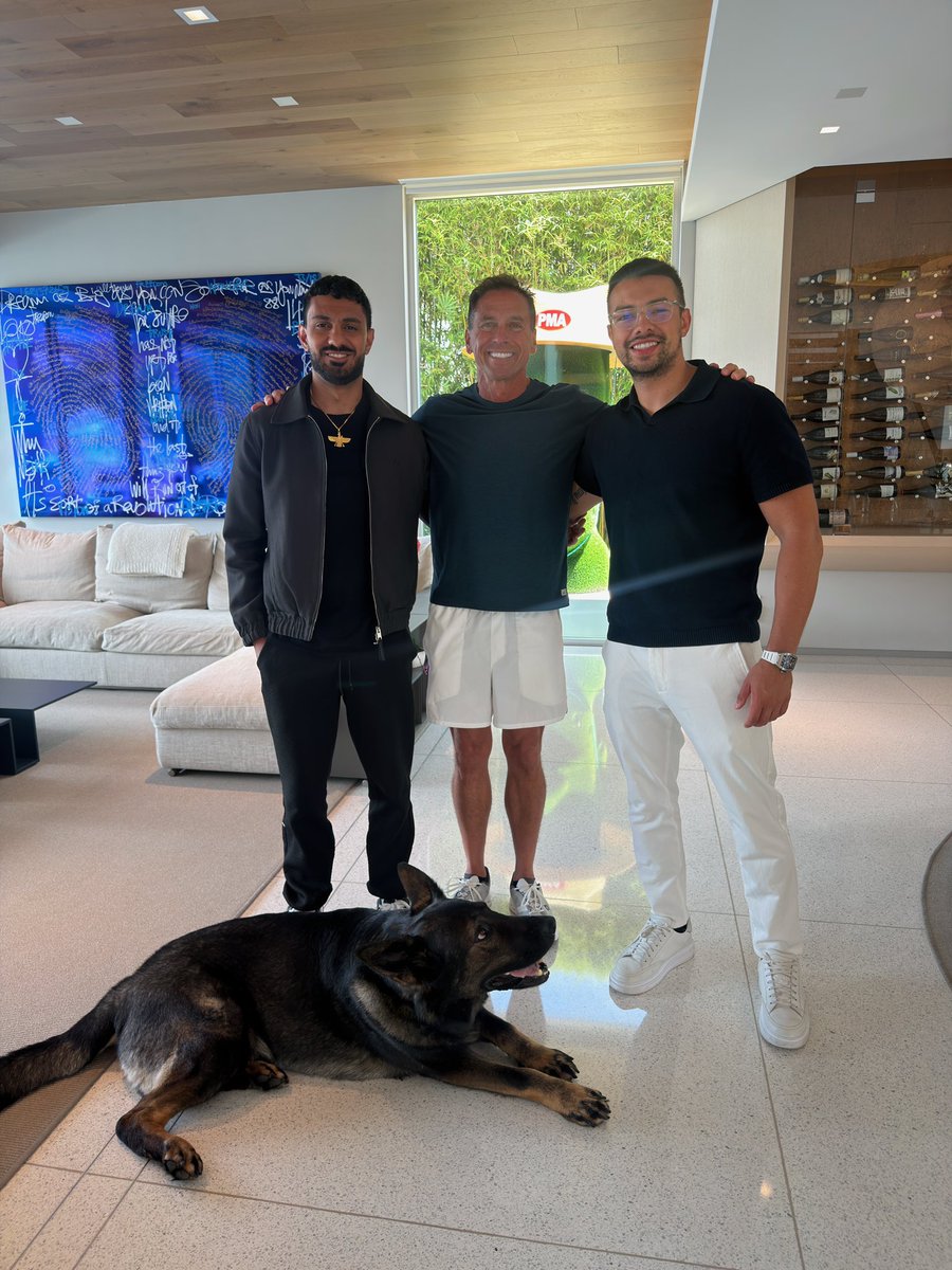 TheWillRivera's tweet photo. Meet my mentor Bobby Castro 

Sold his company 3 times 

First time for $200M 

Second time for $500M

Last time for 1B+ 

Levels 

Honored to have someone like him guiding me along my journey https://t.co/7jJEklJrdI