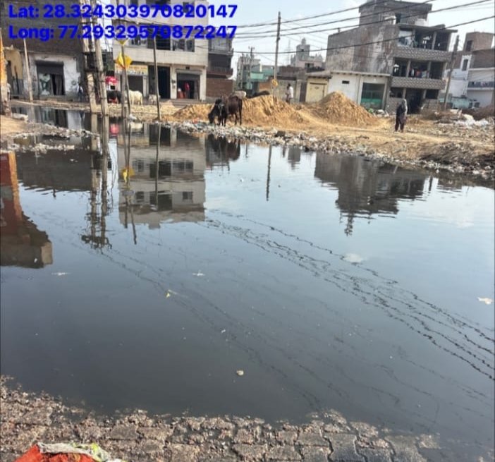 RakeshK32229480's tweet photo. Day 28 of travelling in faridabad for my internship 😭😭
@MCF_Faridabad sewage overflow 🤮🤮
Location - rajiv colony main road sector 57 faridabad 
Sir @VipulGoelBJP
@KPGBJP 
@narendramodi what kind of urban governance model is this ??? https://t.co/GViaNhqGyZ