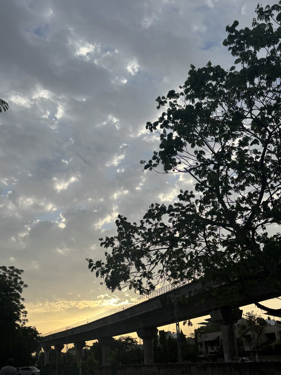 Vrundavan_Dham's tweet image. सुबह का मतलब 
,,,,,,सूर्योदय नहीं होता 

यह सृष्टि की खूबसूरत घटना हैं
जहाँ अंधकार को मिटाकर
सूरज नई उम्मीदों का उजाला फैलाता है...! 

#Sunrise #naturelove