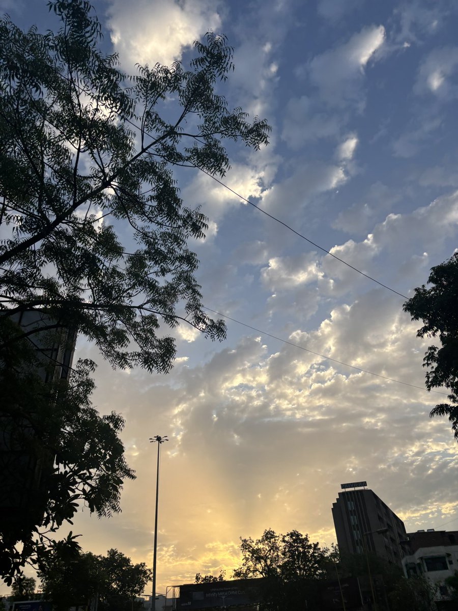 Vrundavan_Dham's tweet image. सुबह का मतलब 
,,,,,,सूर्योदय नहीं होता 

यह सृष्टि की खूबसूरत घटना हैं
जहाँ अंधकार को मिटाकर
सूरज नई उम्मीदों का उजाला फैलाता है...! 

#Sunrise #naturelove