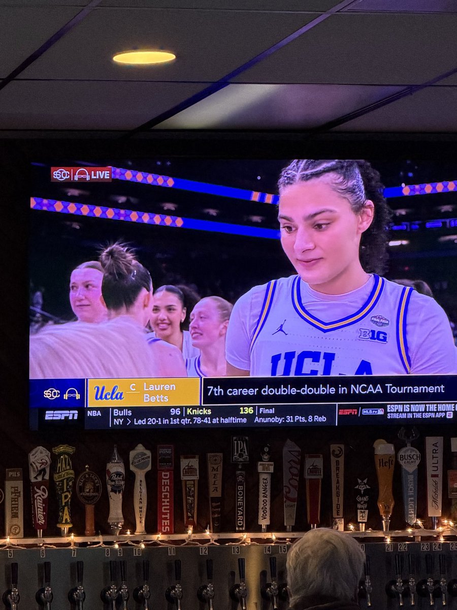 CoastieOregon's tweet photo. Can we get our girl @sportsiren a yellow pages or an apple box to stand on when she has to interview @laurenbetts12?  Love ya Holly but I’m worried about your neck! https://t.co/yqUevDghMO