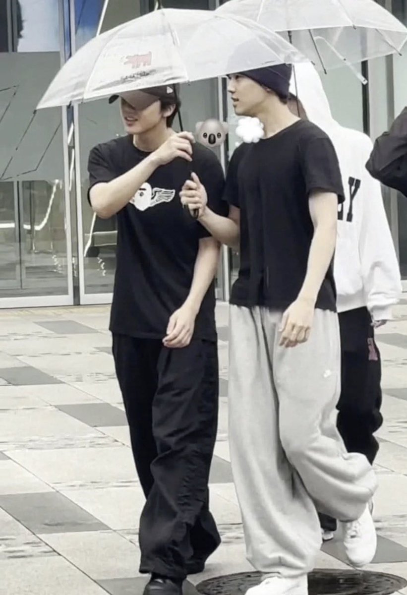 predebutwait's tweet image. If #YGNBG is 8 members I guessing that YG choose 4 members from team A and 4 members from team B

TA:
Seobin 06 🇰🇷
Hanmin 06 🇨🇳
Hanlim Boy 07? 🇰🇷
Beanie boy or mi**** (?) 05-07 🇰🇷

TB:
Ji-un/Jiwoon 08 🇰🇷
Hoodie boy 🇯🇵(?) 08-10
Visual boy 🇰🇷🇦🇺 or 🇯🇵🇵🇭 (?) 09?
Rafael Hao 🇨🇳🇦🇺 08-10