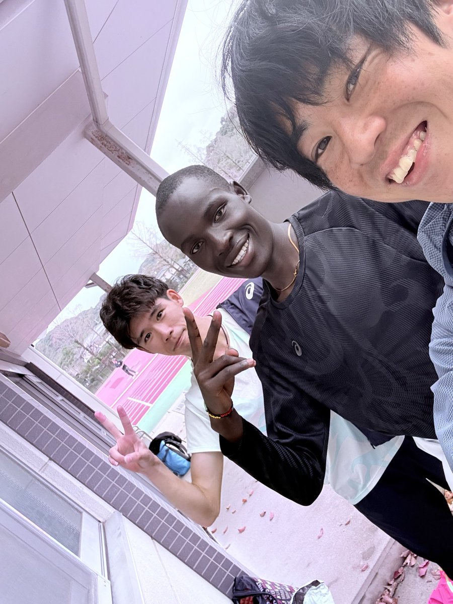 YujiPonpon's tweet photo. 競技場で重工マラソン部とばったり、吉岡久しぶり〜ブライアン初めまして。
ブライアンはシャイって聞いたから、"heyブライアン、胸を叩きながらmeハートキプチョゲ"って挨拶したらウケてたし吉岡もウケてたから、ケニア人ランナーと友達になろうって時はこの挨拶良いかも🏃‍➡️
#三菱重工マラソン部 https://t.co/EqYKxYJw8C