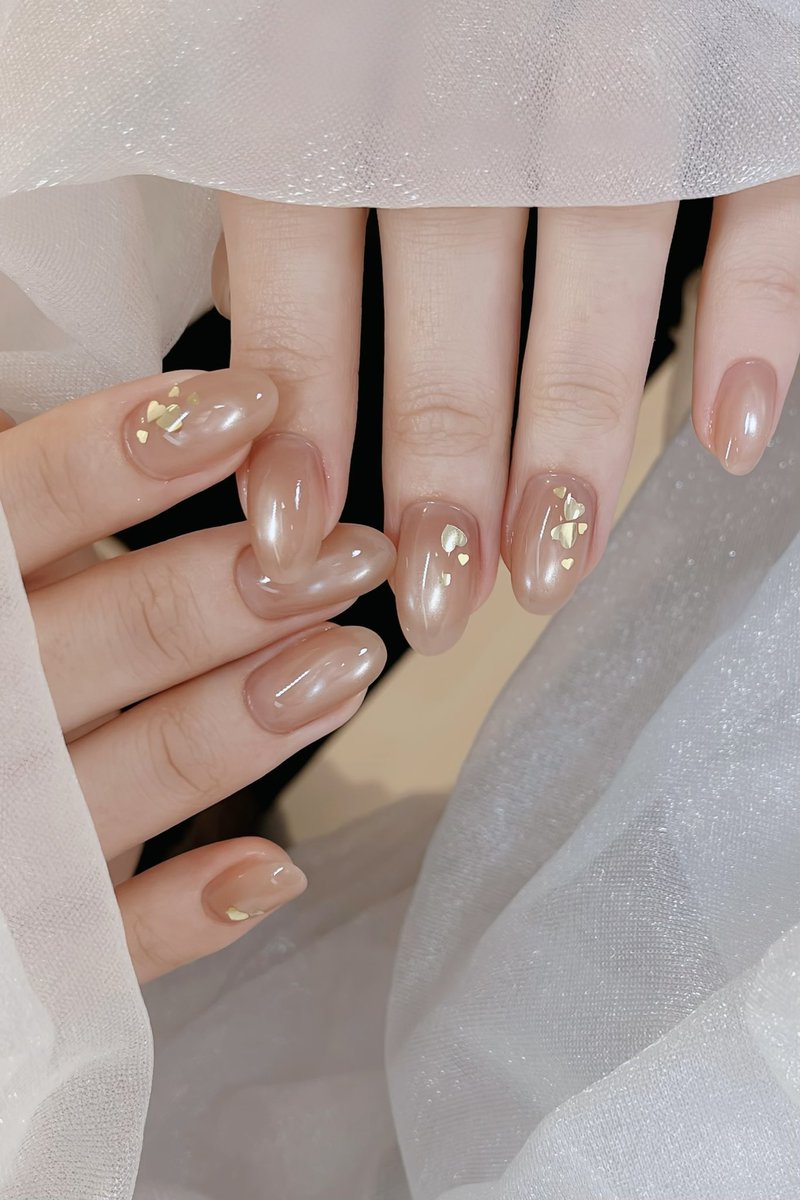 ネイリストさんが施術してくれるのを見ていたら全体に散らばせるのではなく、丸く集まるように調整してくれてた✨
さらにこだわるならénoiのマグネットを使用しているサロンがおすすめ🫧
粒子がすごく細かくてちゅるちゅるになる🥹🤍