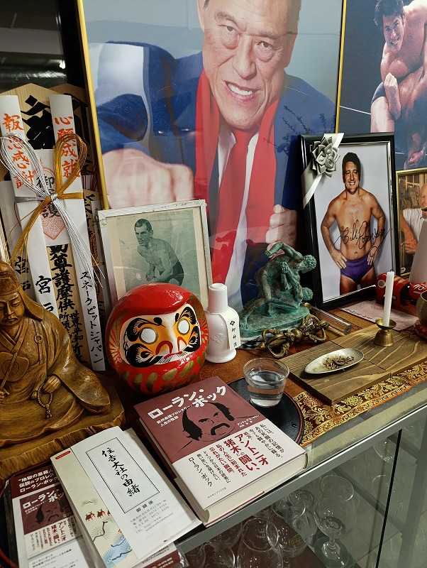 宮戸さんの読んでいただきたいと持参した『ローラン・ボック』。
猪木さんにも読んでいただけました。
この光景が嬉しくて写真に収めました。
#スネークピットジャパン
#宮戸優光
#ちゃんこの台所
#ローラン・ボック