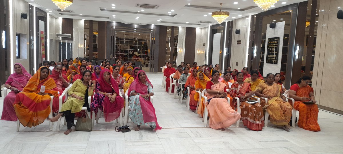 vhpjodhpur's tweet photo. विश्व हिन्दू परिषद जोधपुर प्रान्त  (मातृशक्ति) विभाग का तीन दिवसीय प्रशिक्षण वर्ग श्री अग्रवाल भवन जोधपुर महानगर में 3 से 5 अप्रैल तक चलेगा। 

उद्घाटन सत्र में उपस्थित प्रान्त से आई मातृशक्ति की बहनों को अखिल भारतीय सह संयोजिका श्रीमती सरोज दीदी सोनी ने *विश्व हिन्दू परिषद की स्थापना, उद्देश्य एवं संस्कार* विषय पर सम्बोधित करते हुये कहा कि विहिप की स्थापना एक दैवीय कार्य था जो राष्ट्रीय स्वयंसेवक संघ के द्वितीय सरसंघचालक परम पूजनीय श्री गुरुजी की दिव्य प्रेरणा, श्रेष्ठ मनस्वियों के सार्थक प्रयास एवं पूज्य सन्तों के आशीर्वाद एवं मार्गदर्शन में किया गया।

देश स्वाधीनता के पश्चात सम्पूर्ण विश्व के हिन्दू समाज की धार्मिक, सांस्कृतिक एकता रहे अक्षुण्ण, गौरवशाली अतीत का स्मरण रखकर उज्जवल भविष्य का निर्माण हो एवं ऐतिहासिक, धार्मिक विरासत, धरोहर सुरक्षित एवं संरक्षित रहे, सामाजिक समरसता, धार्मिक पुनर्जागरण जैसे विषयों पर कार्य हो, प्राचीन गौरव का बोध नई पीढ़ी में हो तथा राजनीतिक स्वतंत्रता के साथ-साथ सांस्कृतिक स्वतंत्रता भी समाज को हो, भारत सम्पूर्ण विश्व के हिंदुओं का पुनः एकबार नेतृत्व करे इन पवित्र लक्ष्यों को लेकर 1964 की श्रीकृष्ण जन्माष्टमी के पावन दिवस मुंबई के सांदीपनि आश्रम में इसकी स्थापना हुई, आज 66 वर्ष बाद हम देखते है कि समाज को संगठित कर उसकी शक्ति का सदुपयोग राष्ट्रीय भाव के साथ हुआ है, गौहत्या निषेध, श्री राममंदिर आंदोलन एवं भव्य मंदिर निर्माण, गंगा रक्षा, रामसेतु रक्षा, समरसता आंदोलन, अमरनाथ यात्रा, महाकुम्भ में धर्म संसद, धर्मांतरण के विरोध, सेवा कार्य , युवा शक्ति जागरण जैसे अनेक कार्य सम्पन्न हुए है।

उन्होंने मातृशक्ति से आह्वान किया कि आप घर, परिवार एवं समाज की धुरी हो, घर में संस्कार भाव जगाकर परिवार की एकता को दृढ करना आज की आवश्यकता है, पश्चिमी कु संस्कृति के प्रभाव में परिवार टूट रहे है, वामपंथी षड्यंत्र निरंतर बढ़ रहे है ऐसे में परिवार को सांस्कृतिक दृढ़ता प्रदान करना आपकी महती जिम्मेदारी है, परिवार बचेगा तभी धर्म व राष्ट्र बचेगा।

चर्चा सत्र में मातृशक्ति की राजस्थान क्षेत्र संयोजिका श्रीमती अभिलाषा जी यादव ने हिन्दू संस्कृति की विशेषताओं पर व्यापक प्रकाश डालते हुए सभी से इस विषय पर सार्थक चर्चा की एवं महत्वपूर्ण बिंदुओं का विशेष प्रशिक्षण प्रदान किया।

मातृशक्ति की प्रान्त संयोजिका श्रीमती कुसुम जी थावानी ने शिविर में प्रान्त के विभिन्न जिलों से आई मातृशक्ति की पदाधिकारियों का स्वागत किया एवं उन्हें पूरे मन से इस वर्ग में विभिन्न संगठनात्मक व राष्ट्रीय महत्व के विषयों का प्रशिक्षण प्राप्त कर अपने जिलों में संगठन विस्तार करने का अनुरोध किया।

उद्घाटन सत्र का शुभारंभ श्रीमती सरोज जी, अभिलाषा जी, जोधपुर प्रान्त अध्यक्ष डॉ राम गोयल जी, प्रान्त मंत्री परमेश्वर जी जोशी ने भारत माता, दुर्गा माता एवं श्रीराम जी के चित्रों के समक्ष दीप प्रज्वलन कर किया।

प्रान्त सह संयोजिका जसोदा जी लोहिया, प्रियंका जी बाहेती ने केंद्र व क्षेत्र से पधारी मातृशक्ति पदाधिकारियों का स्वागत किया।

- प्रचार-प्रसार विभाग
- विश्व हिंदू परिषद जोधपुर

@VHPDigital @VHPSocialMedia @MParandeVHP @iRakeshPanday @rajeshpatelvhp