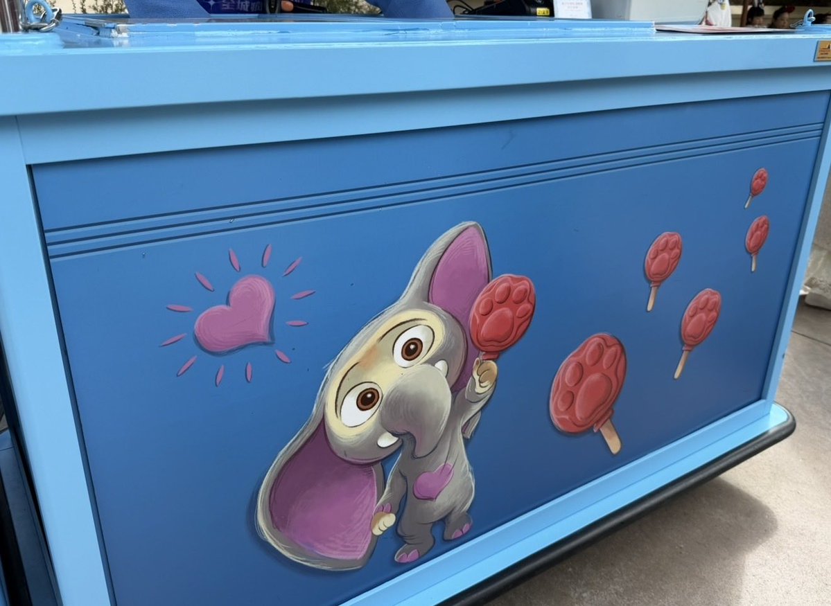 ズートピアエリアの名物アイス。
サンプルを指さして
「1番小さいアイスはいくら？」と聞いてるゲストに
「サイズは一個だよ」
と冷ややかに答えるキャストさんが面白かった。
いや、これみたら3サイズあると思うじゃんw
#上海ディズニー