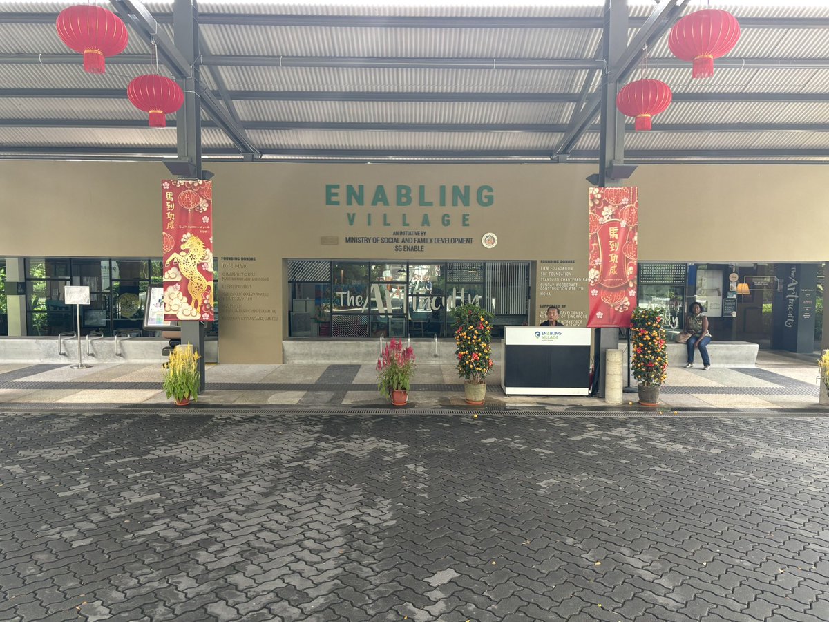 acetrigger_99's tweet photo. 政府と民間事業者が共同で立ち上げて運営している「Enabling Village」という障害者のための支援施設。

建築をWOHAが、ランドスケープデザイにはsalad dressingが関わっている。

障害者に対して「何ができないか」ではなく「何ができるか」に焦点を当てており、ギャラリー、教育、小売、トレーニングサービスなどが揃ったインクルーシブな空間だった。