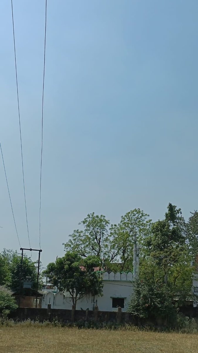 imshashankt's tweet photo. @PuVVNLHQ @puvvnlprj @MdPuvvnl
Requesting attention: Bare 11kV lines over a residential area in Beerapur, Prayagraj (Pin: 212109). Significant electrocution risk without ABC wiring. 
Samadhan Req: 40017526020710. We will greatly appreciate your help to address this safety concern https://t.co/Ex2HmCw5iZ