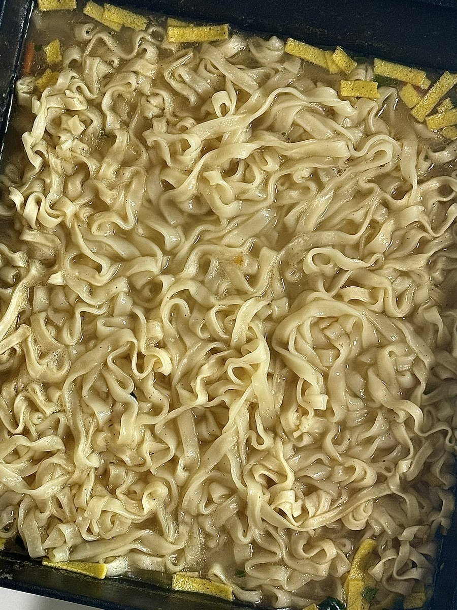 치즈떡 추가한 야채찜 ㅎㅎ
다 먹고 남은 야채육수(?)에 멸칼 낋여 먹으면
든든한 한끼 뚝딱이지요~^^*