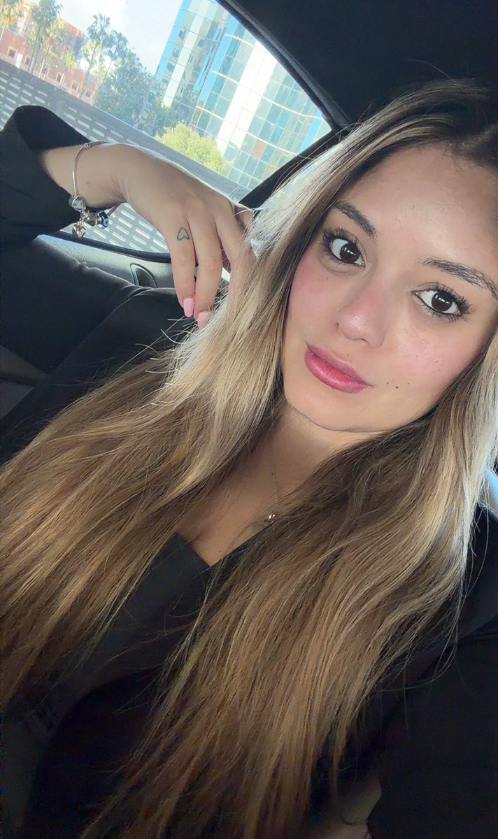 queen miley💛 tweet media