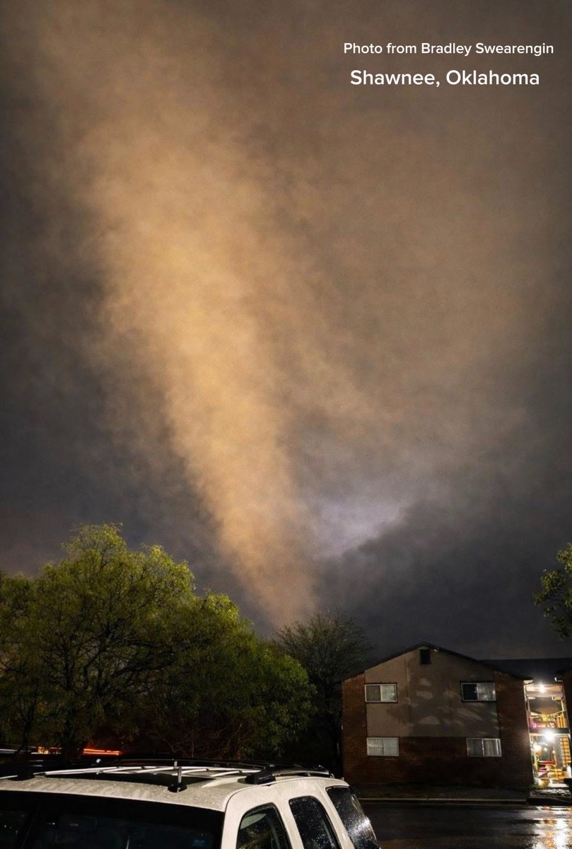 Ham_BklynWx's tweet image. Tornado spotted earlier in Shawnee, OK 🌪️

Incredible photo captured by Bradley Swearengin

#okwx #tornado #oklahoma
