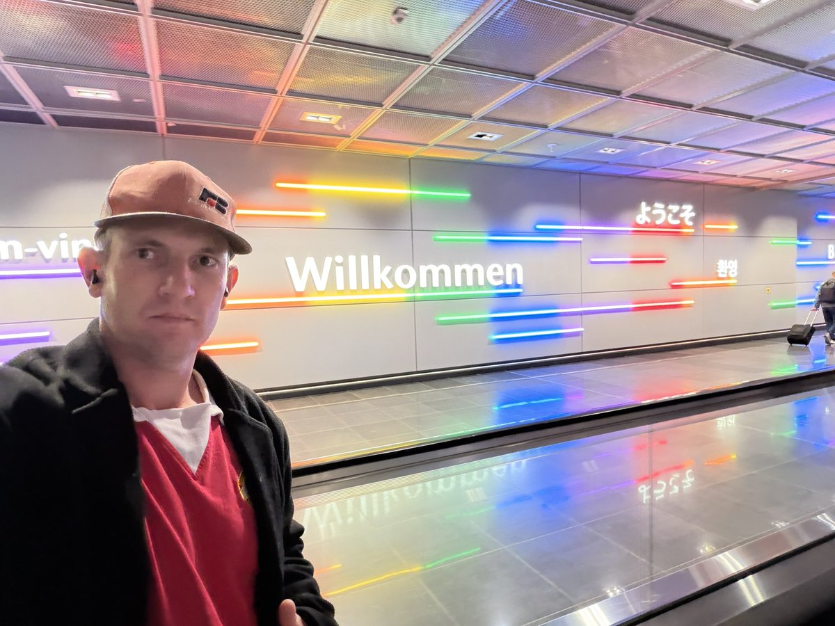 AMPortch1990's tweet photo. Frankfurt Airport has a smoking section❤️ https://t.co/Pz16dQBIol