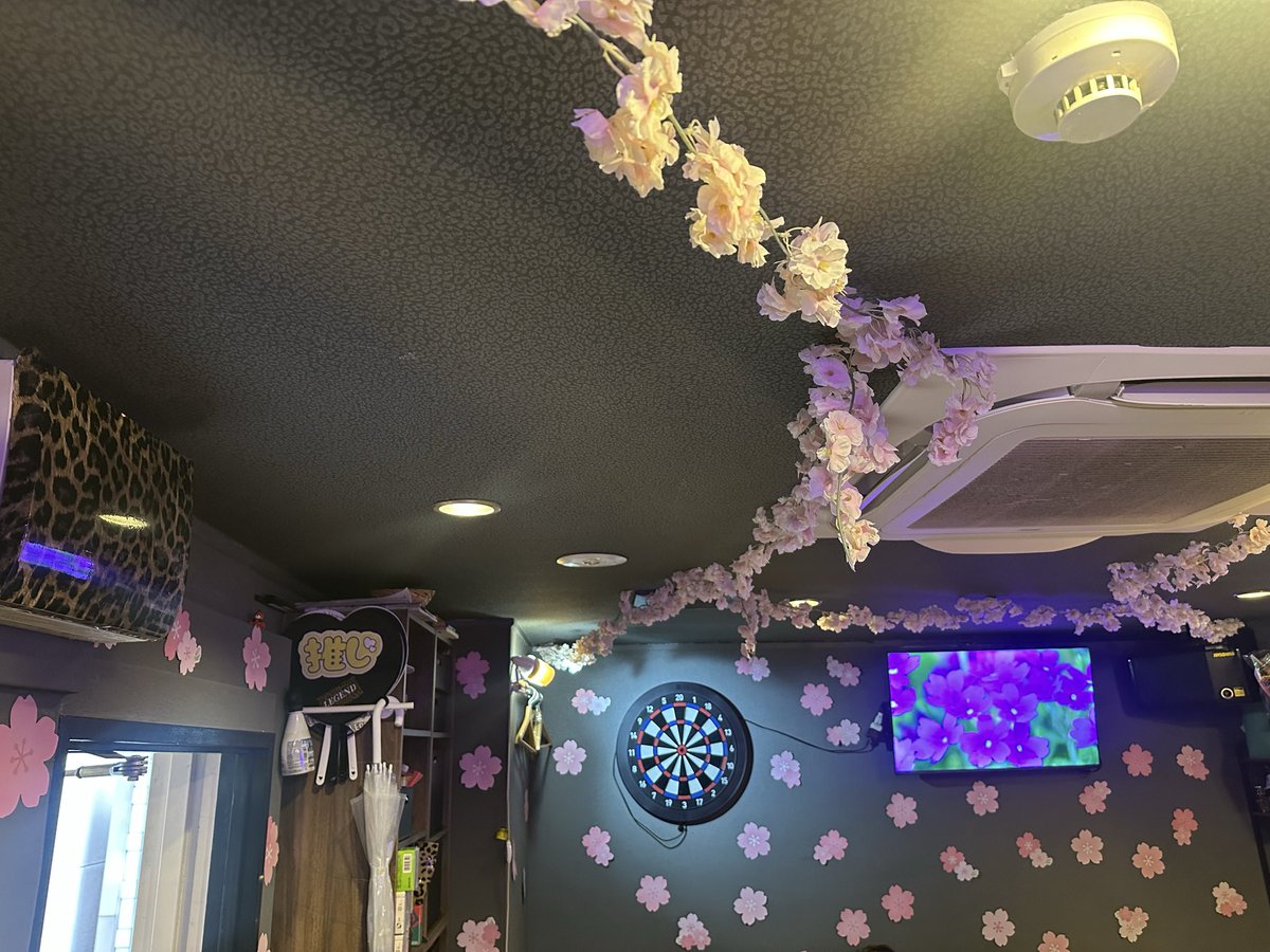 Bar LEGEND tweet media