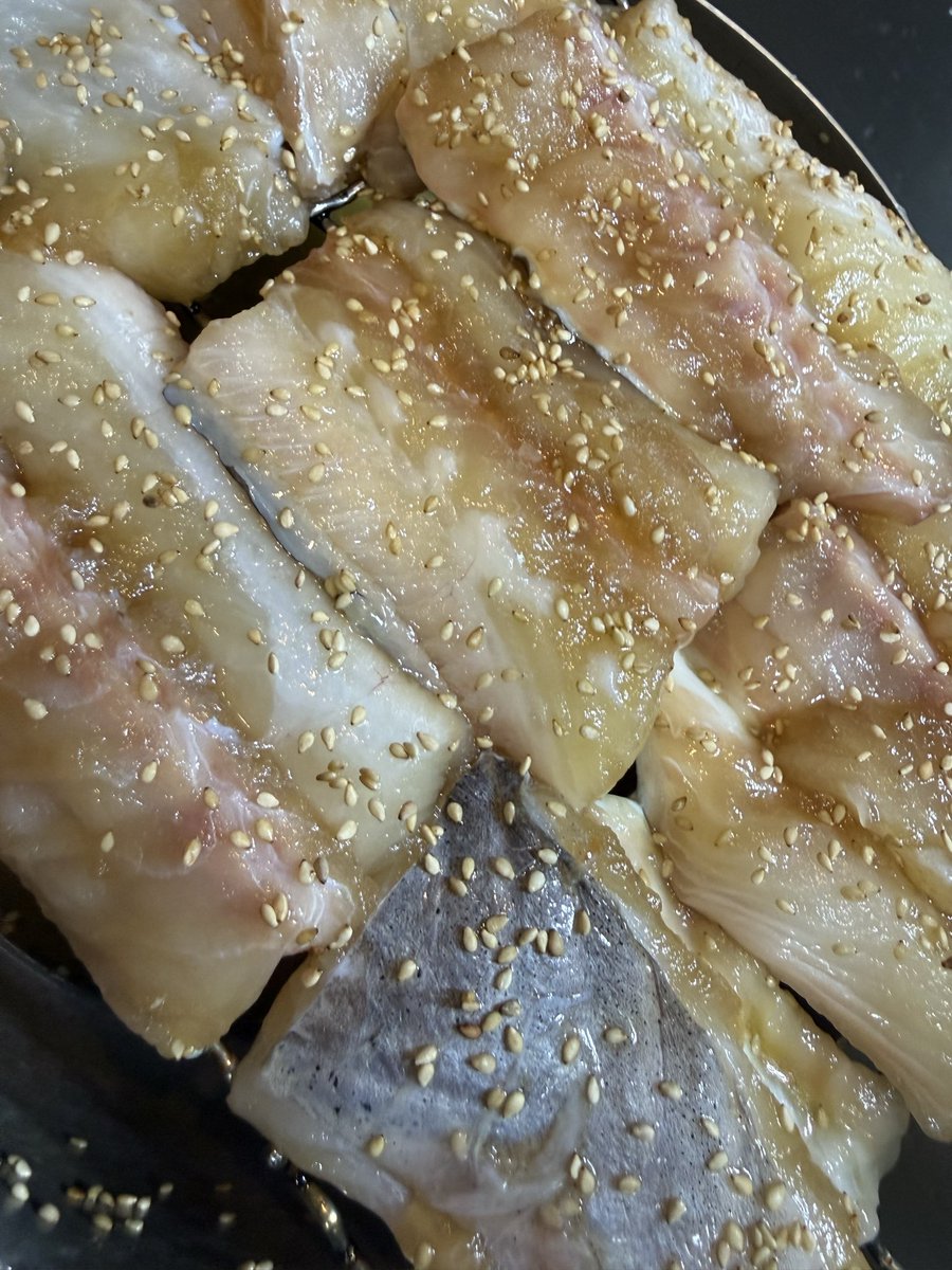 mishimawashoku's tweet photo. 〜気まぐれアナコンダ〜
伊豆産の13キロ穴子みりん干し
骨が多すぎて主流ならん魚
だから骨全部取りました
食べたら旨いけど食べるまでが
勿体ないから食べてみな
フォロー＆いいね＆RT＆3名様限定
2026/04/05 昼12時締切 https://t.co/ovwXShomup