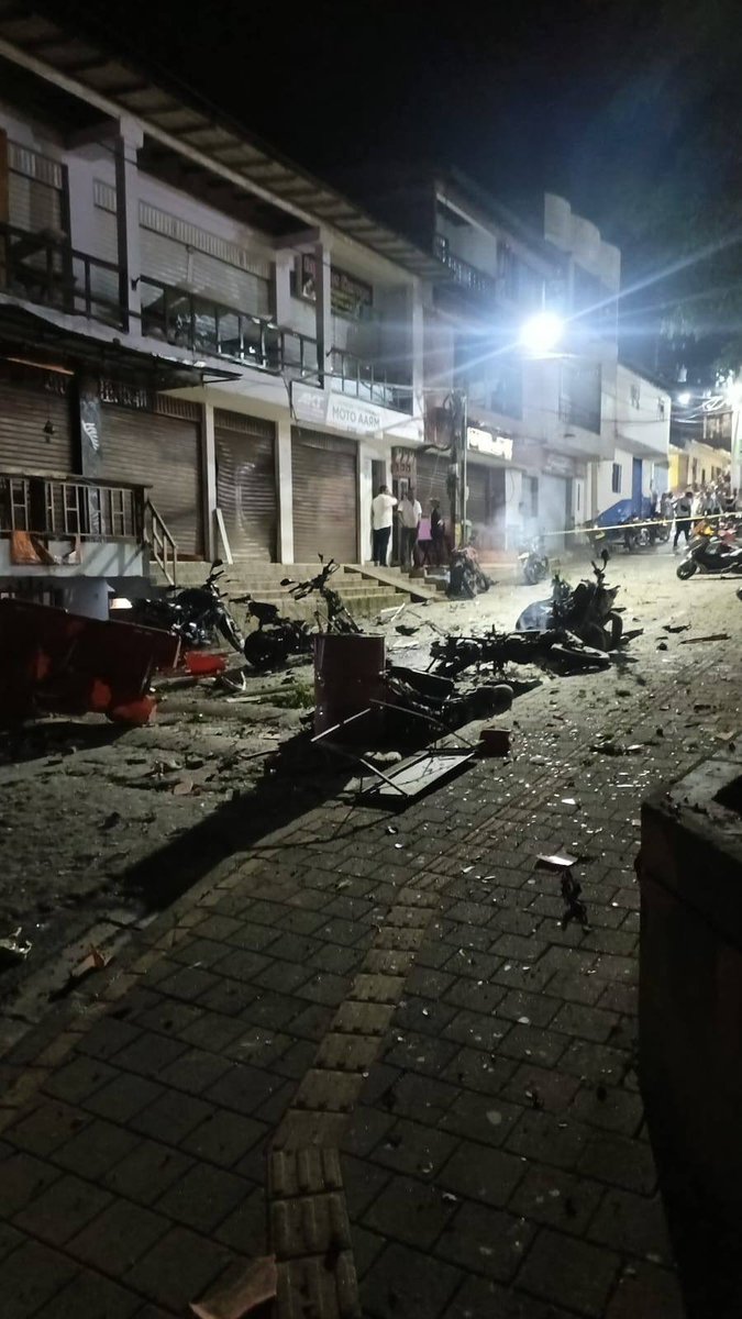 TamayoJ_Oficial's tweet photo. Grave atentado en Briceño: una moto-bomba dejó un policía herido y daños en la estación, a pocos metros de ciudadanos que celebraban los actos del Viernes Santo. El terror no puede ganarle a la tranquilidad de la comunidad. Solidaridad total. https://t.co/1n1VxpddEM