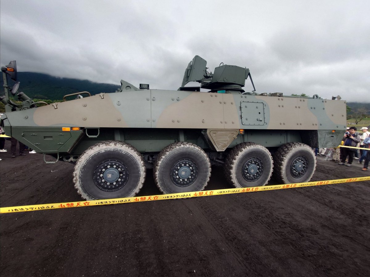 okite501's tweet photo. 陸上自衛隊 
宇都宮駐屯地創立76周年記念行事
観閲式2026.4.4初公開！！

パトリアAMV XP 25式偵察警戒車
（偵察部隊向け新型戦闘車両 ）
フィンランド製8輪駆動装甲車

名称: パトリアAMV
（Armored Modular Vehicle）XP
高防御力と機動性を持つ

日本製鋼所がライセンス生産予定

とにかくデカい！ https://t.co/9gJ2yY8bUx
