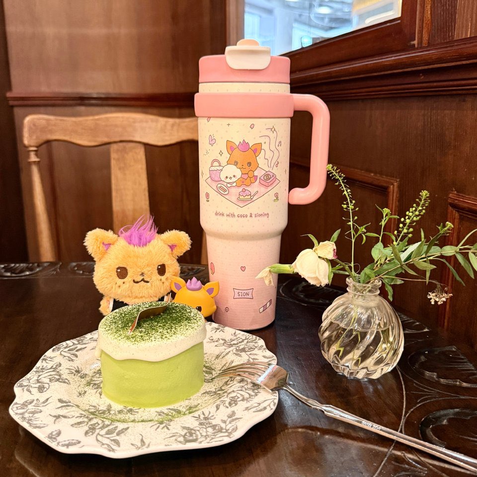 sionbar0511's tweet photo. 【 𝙄𝙘𝙚𝙙 𝘼𝙢𝙚𝙧𝙞𝙘𝙖𝙊𝙉 • Insulated Tumbler】

Sales period: 4.4 – 5.5
Price: 56.1 RMB
Capacity: 1000ML
Dimensions: Mouth diameter 8.6cm, Height 28cm
Insulation/Cold Retention: Approx. 5 hours

If you want to buy it, please DM.

#SION #시온 #シオン https://t.co/jQpGMooyVB