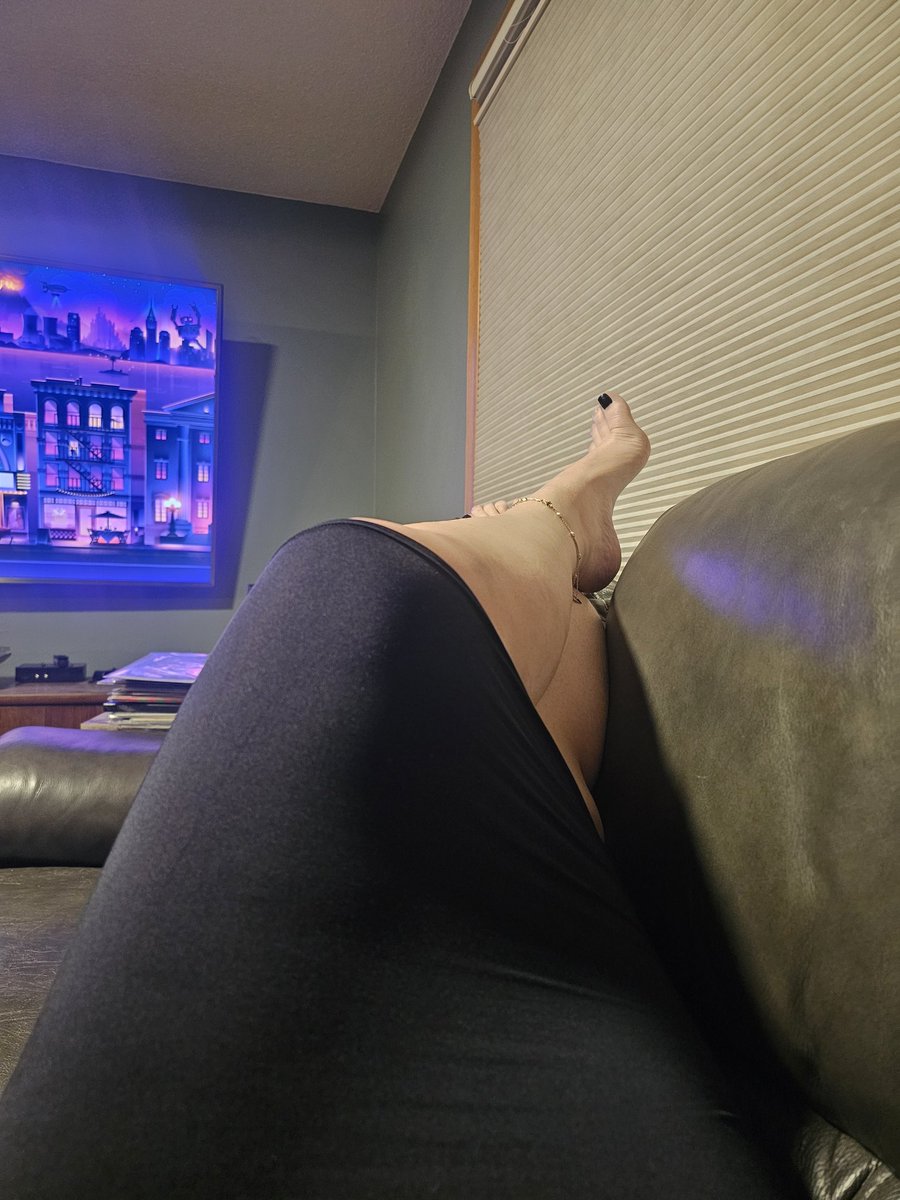retresor's tweet photo. You probably wouldn't judge my pile of records and roku screen saver if you could see the back of this skirt. https://t.co/DDmBhTMOHc