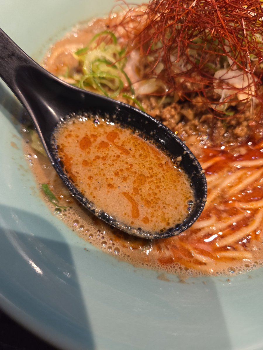 菊川市　こころ
なにやら担々麺が有るとのことで…
店主 生ゴマを言えず何度か生ゴメと発言…😅
生ゴマを煎る所からの自家製本格担々…
激辛トッピングを頂き好みの激辛へ
マー油和え玉ともピッタンコ🎵
旨い❗これ‼️レギュラー希望です🎶

#生ゴマ