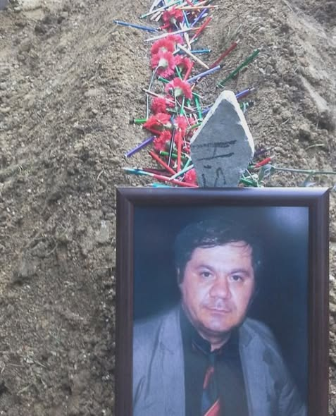 TOPRAK_2_'s tweet photo. Halil Serkan Öz’ü hatırladınız mı? Hani, Yalova Valisi’nin öğrencilerinin gözü önünde “Bu saç sakal ne? Ne biçim öğretmensin? Çık dışarı, sakalını kes!” diyerek hakaret ettiği öğretmen… Vali Selim Cebiroğlu’nun bu sözlerinden kısa bir süre sonra, Halil Serkan öğretmen kalp krizi geçirerek hayatını kaybetmişti. 
Halil öğretmen hem nitelikli hem de sevilen bir eğitimciydi; birçok öğrencisi sınavlarda başarılı oldu. Verdiği kitap okuma listesi bile uzun yıllar elden ele dolaştı. On bir yıl oldu aramızdan ayrılalı. On bir yıl değil, yüz yıl geçse de yapılan bu kötülüğü unutmayacağız.