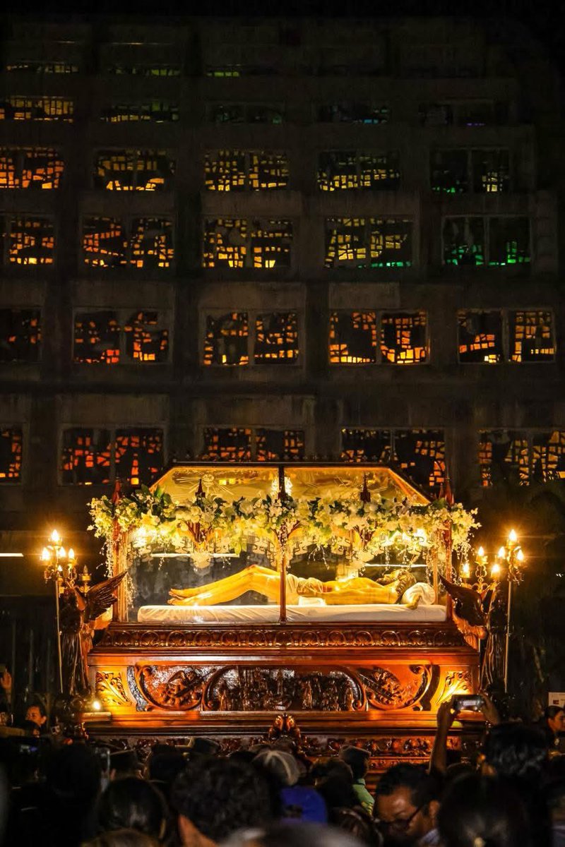 ✝️🕊️ SOLEMNIDAD DEL SANTO ENTIERRO MARCA LA SEMANA SANTA

⚠️ Durante la procesión del Santo Entierro, la imagen de Cristo Yacente es trasladada en una urna que representa su paso al sepulcro.

🙏 El acto simboliza el sacrificio por la humanidad y es uno de los momentos más